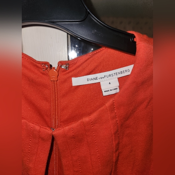 DVF Elegant Red Sleeveless Dress - Picture 2 of 3